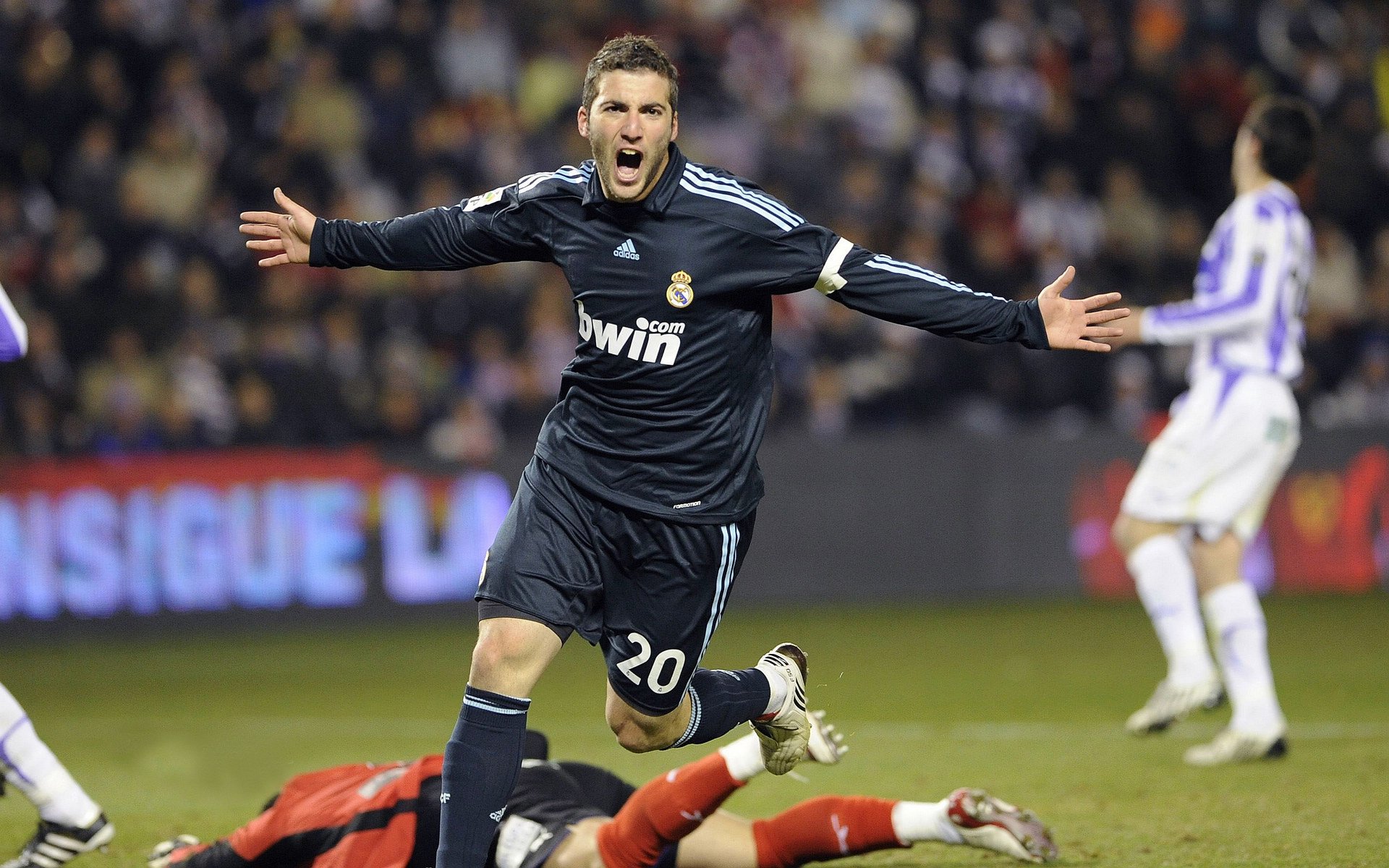 布克惊艳四座，掘金绝地翻盘鹈鹕，一场定义季后赛韧性的经典之战